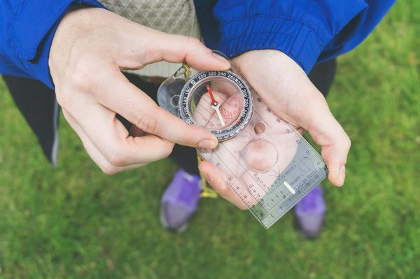 Peut-on louer une maison de vacances en Laponie avec des excursions en traîneau à chiens et des ateliers de sculpture sur glace?